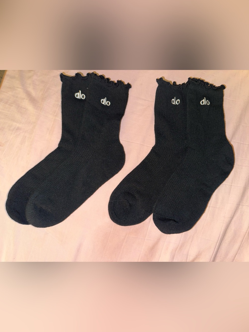 ALO Yoga Women’s Lettuce Edge Socks NWOT (2 pairs) - Picture 2 of 6